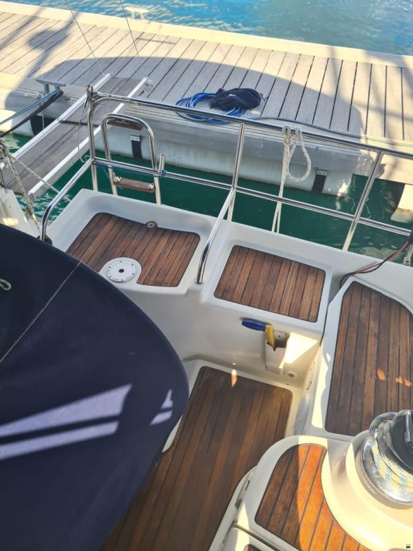Jeanneau 43 Deck Salon