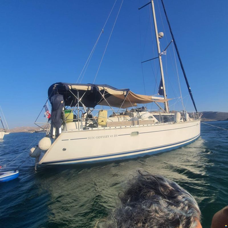 Jeanneau 43 Deck Salon