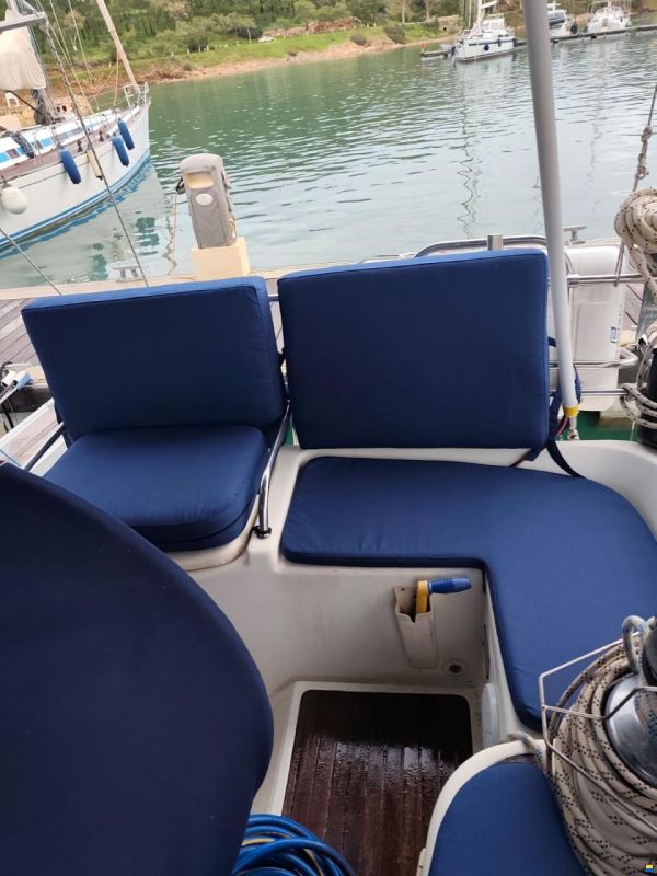 Jeanneau 43 Deck Salon