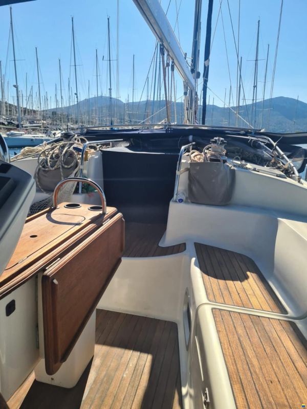 Jeanneau 43 Deck Salon