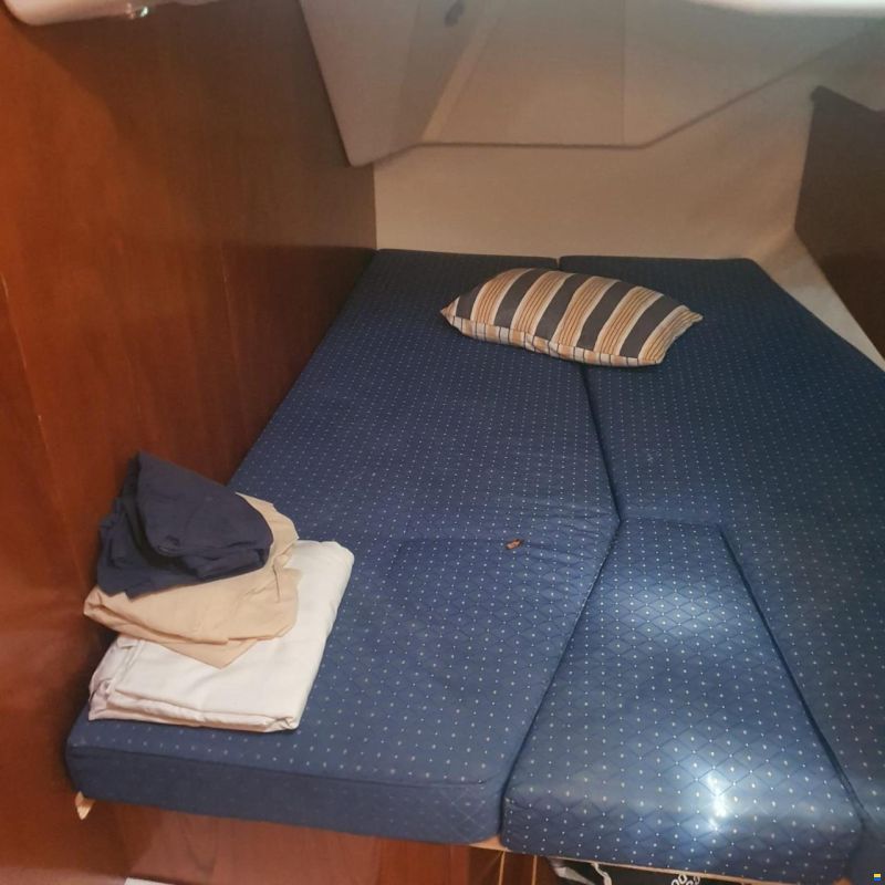 Jeanneau 43 Deck Salon