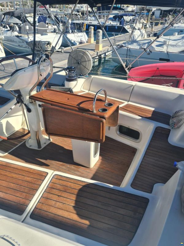 Jeanneau 43 Deck Salon