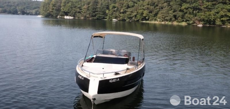 Invictus 280 GT „Dark Wood“ Metallic