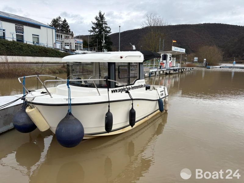 Quicksilver Capture 555 Cabin