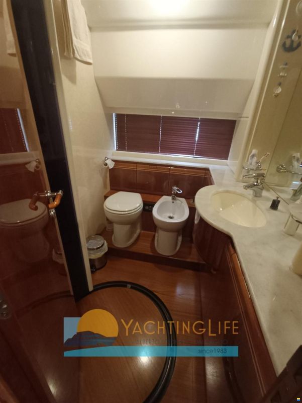 Ferretti 810