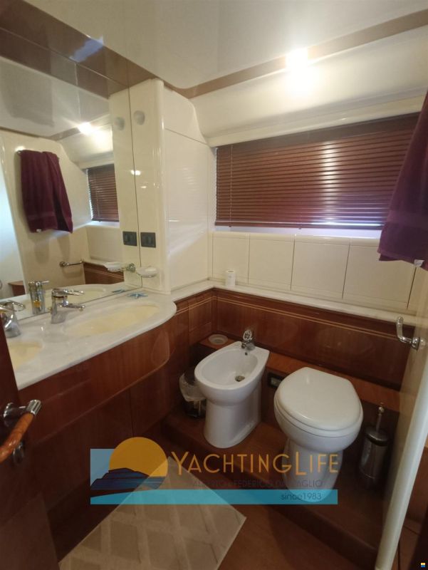 Ferretti 810