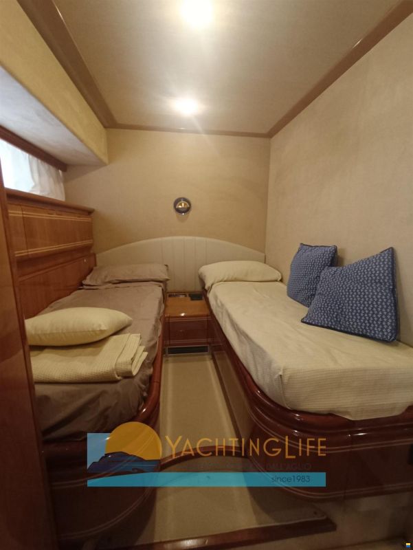 Ferretti 810