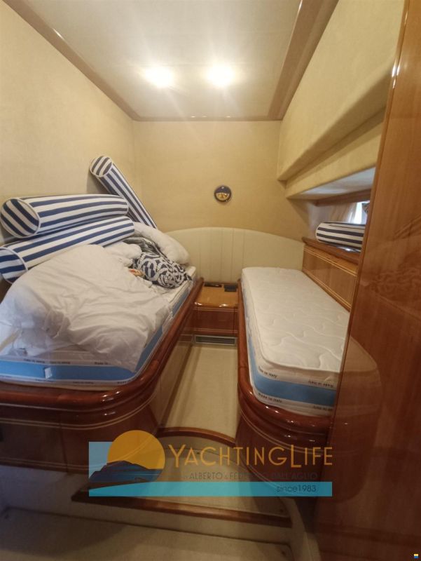 Ferretti 810