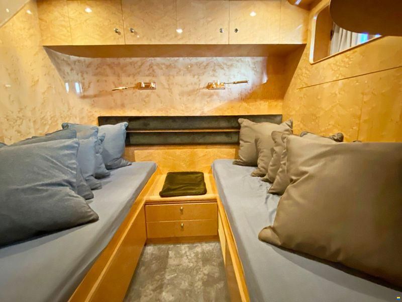 Elegance Yachts 82S