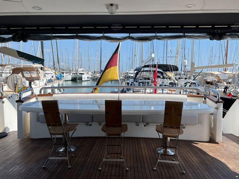 Elegance Yachts 82S