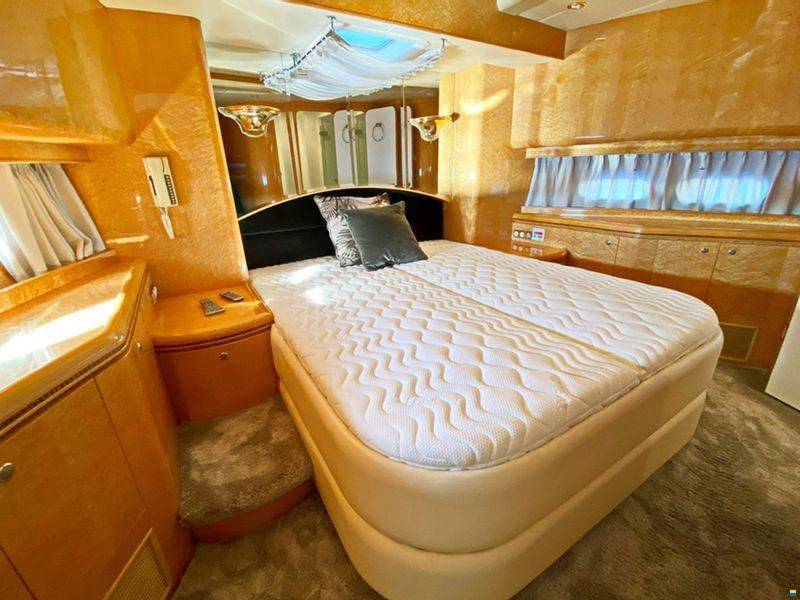 Elegance Yachts 82S