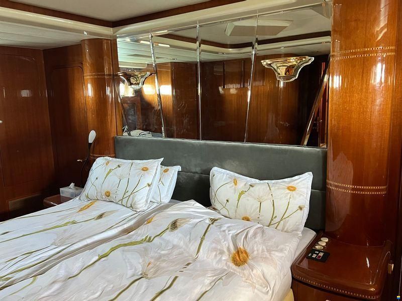Elegance Yachts 82S