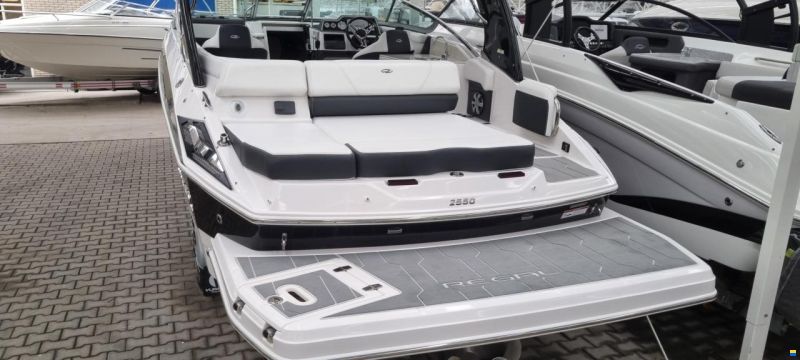 Regal 2550 Cuddy