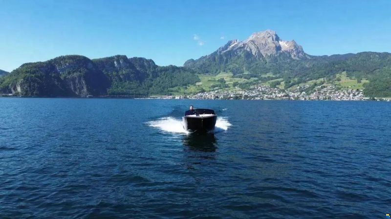 VTS Boats Flying Shark 5.7 Black Capri