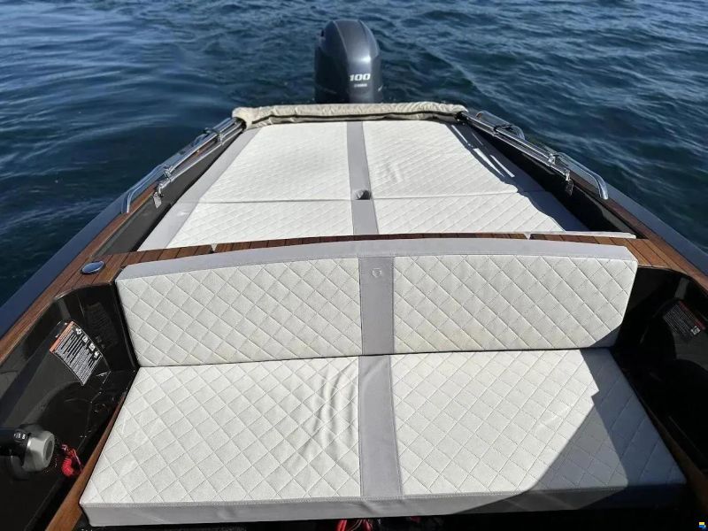 VTS Boats Flying Shark 5.7 Black Capri