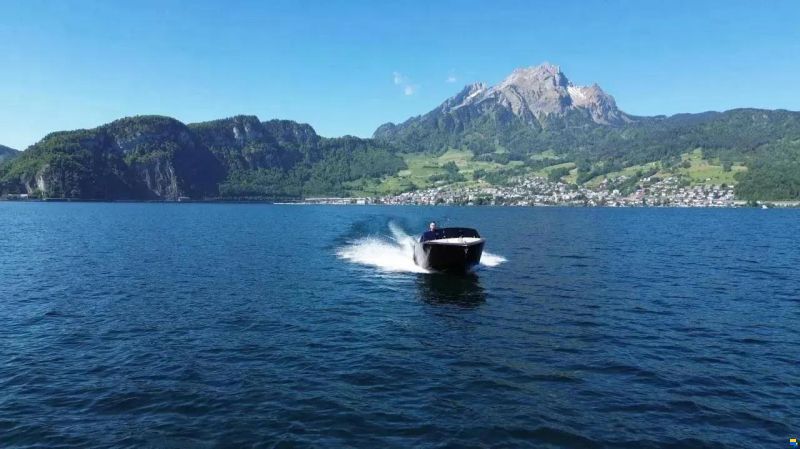 VTS Boats Flying Shark 5.7 Black Capri