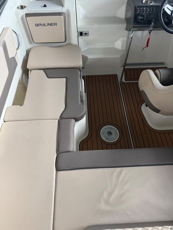 Bayliner VR5 Cuddy