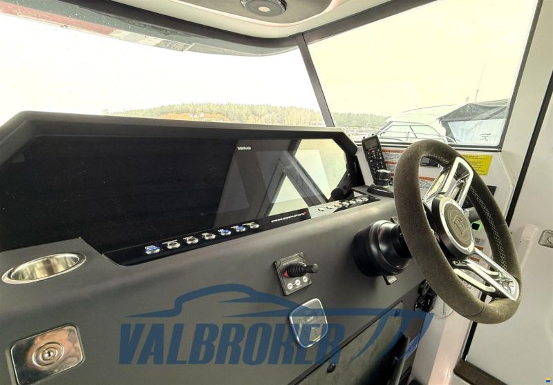 Axopar 37 XC Cross Cabin