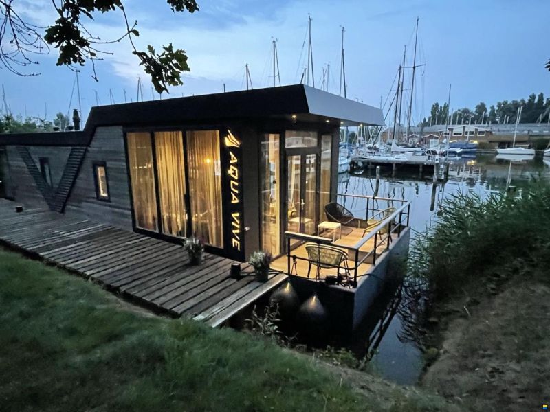 Aquavive Houseboat 1500 Met Vaste Overne