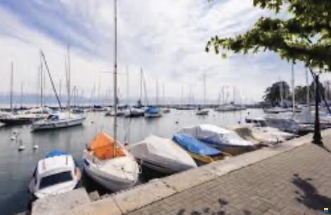 Grande place de port priv&eacute;