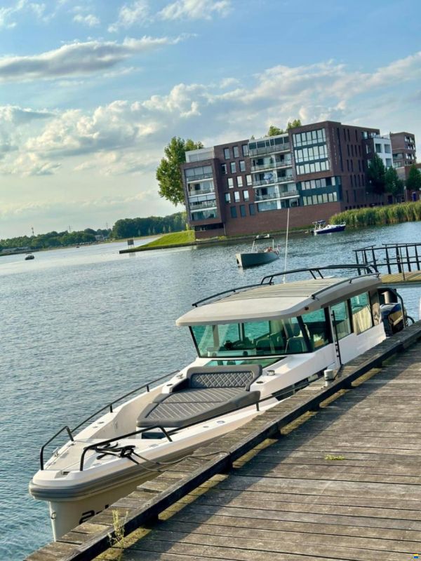 Axopar 37 Cabin