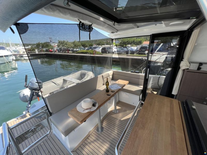 Sealine C335