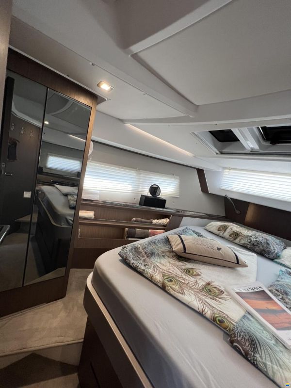 Sealine C335
