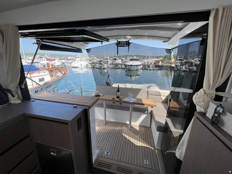 Sealine C335