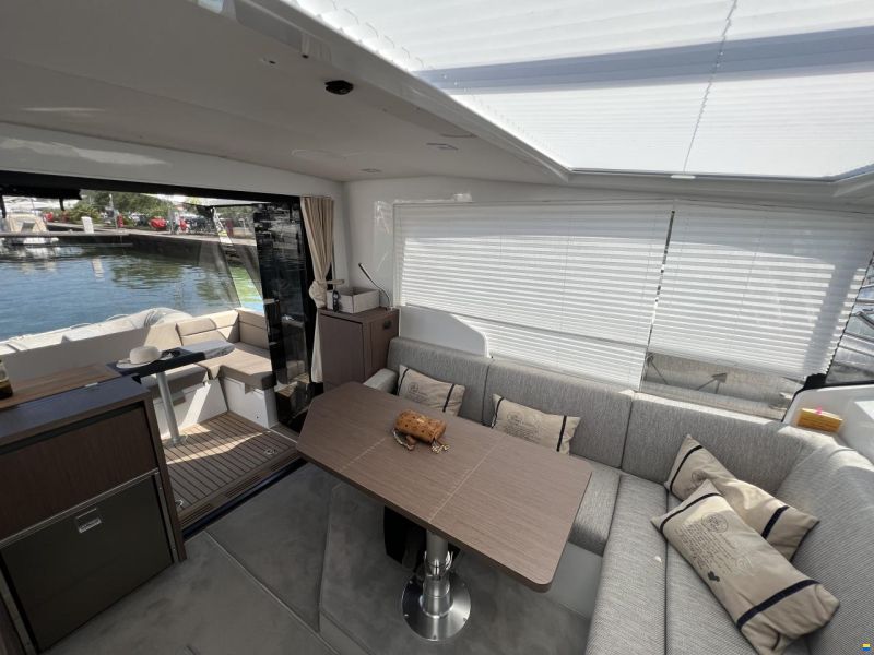 Sealine C335