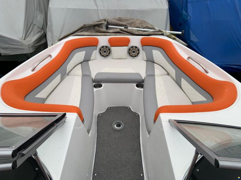 Rinker 220 MTX EXTREME