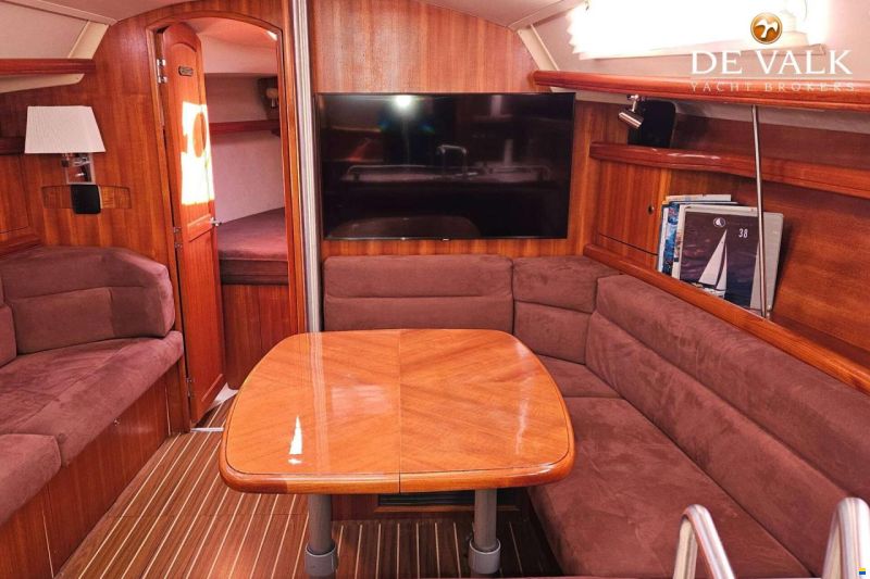 Hunter Marine 38