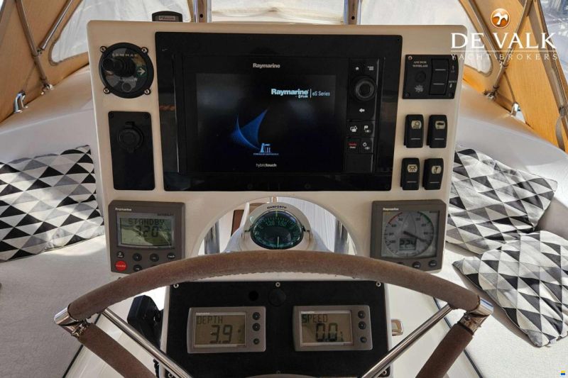 Hunter Marine 38