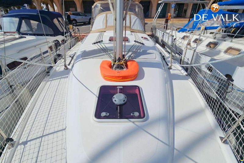 Hunter Marine 38