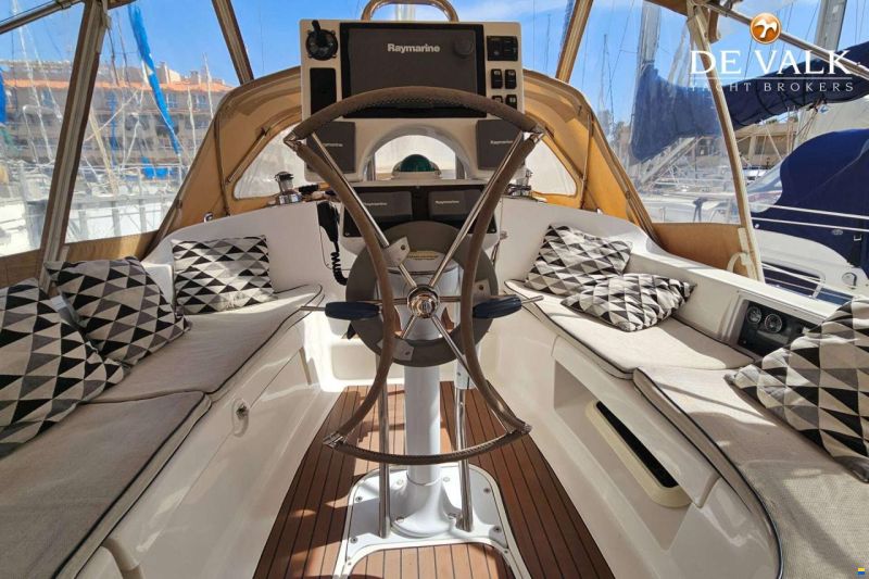 Hunter Marine 38