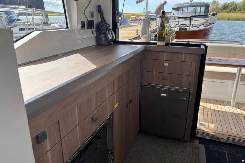 Sealine C330