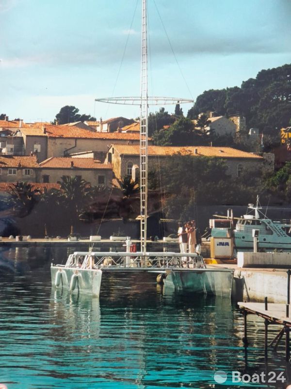 15 qm Motorkatamaran