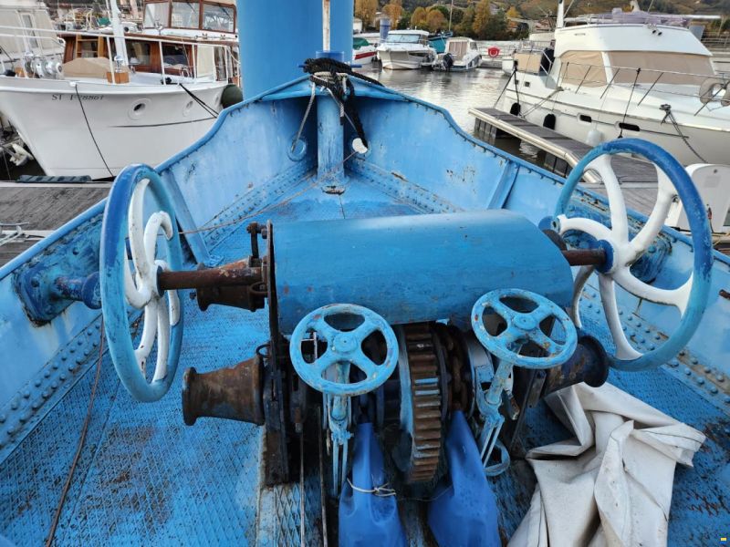 Ancien remorqueur fluvial transformé