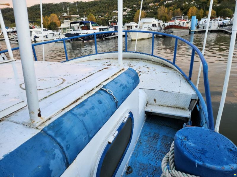 Ancien remorqueur fluvial transformé