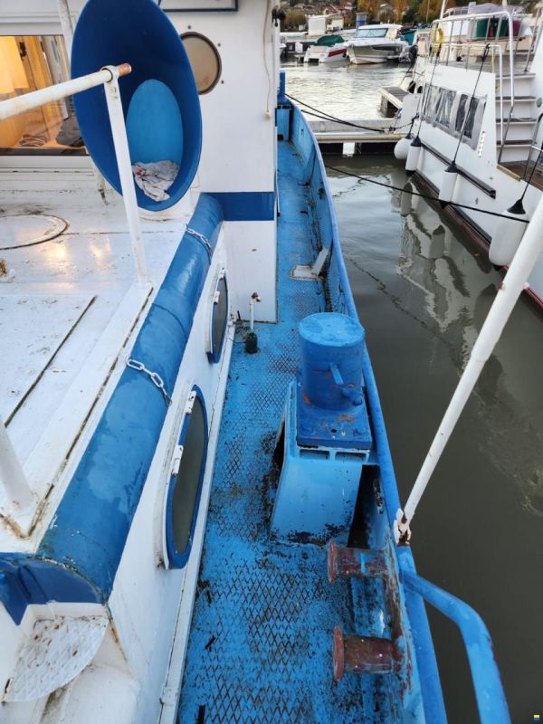 Ancien remorqueur fluvial transformé