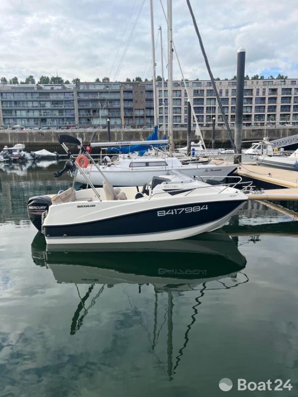 Quicksilver 455 cabin