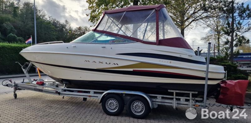 Maxum 2300SC Docking