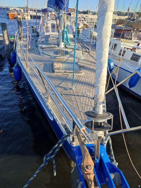 Dufour A 9000
