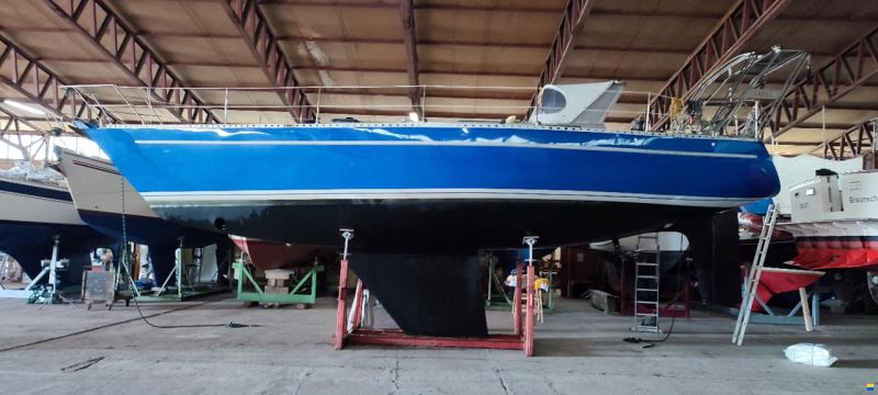 Dufour A 9000