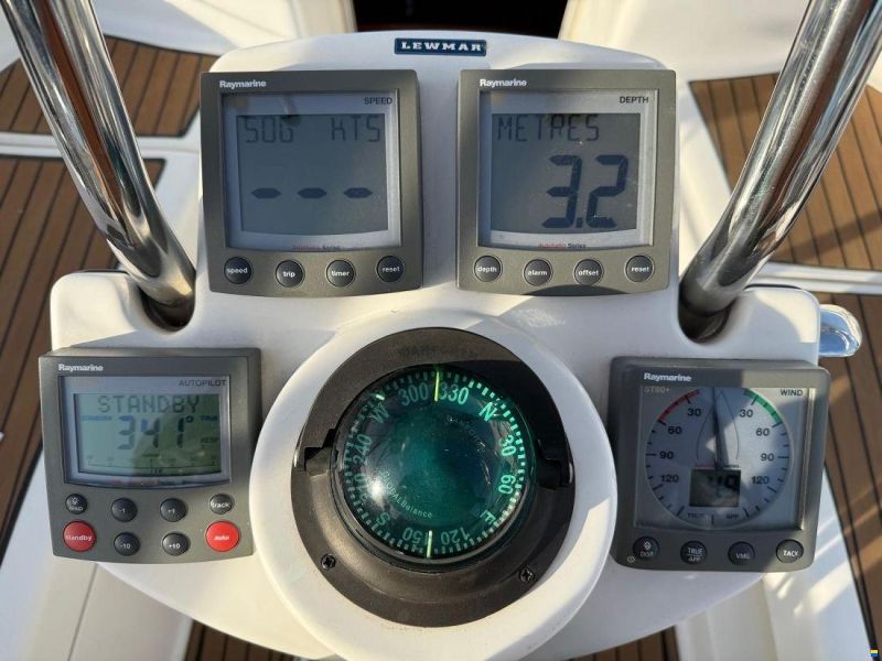 Hunter Marine 33 LEGEND