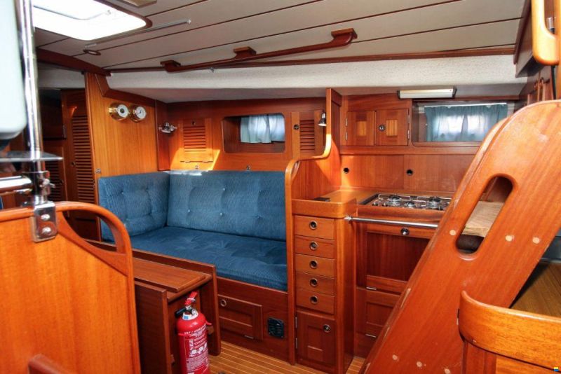 Hallberg-Rassy 352