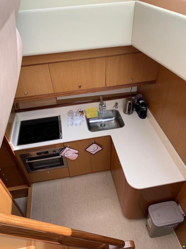 Ferretti Altura 690