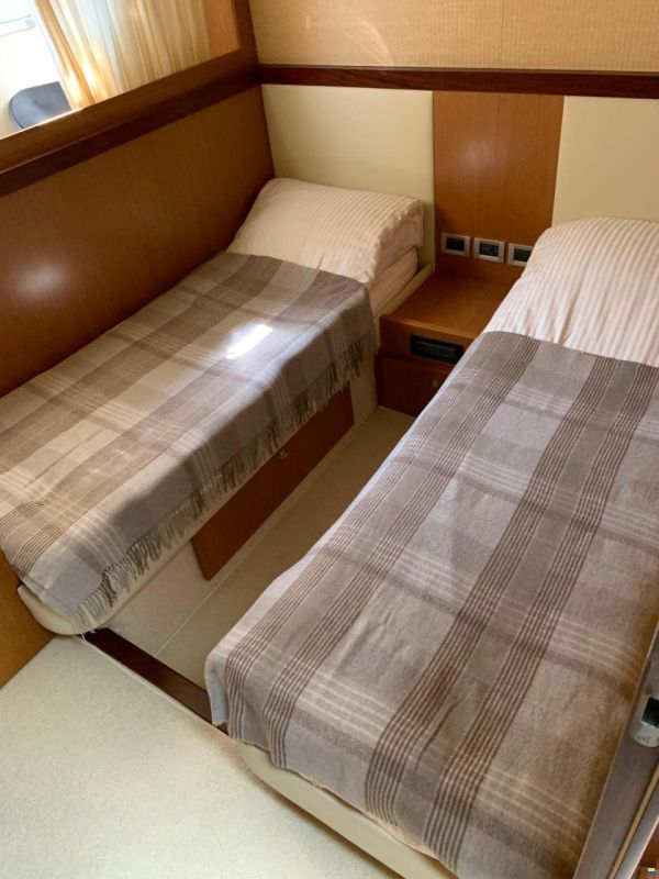 Ferretti Altura 690
