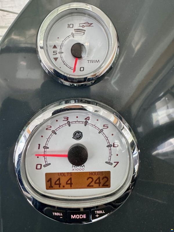 Parker 750 Cabin Cruiser