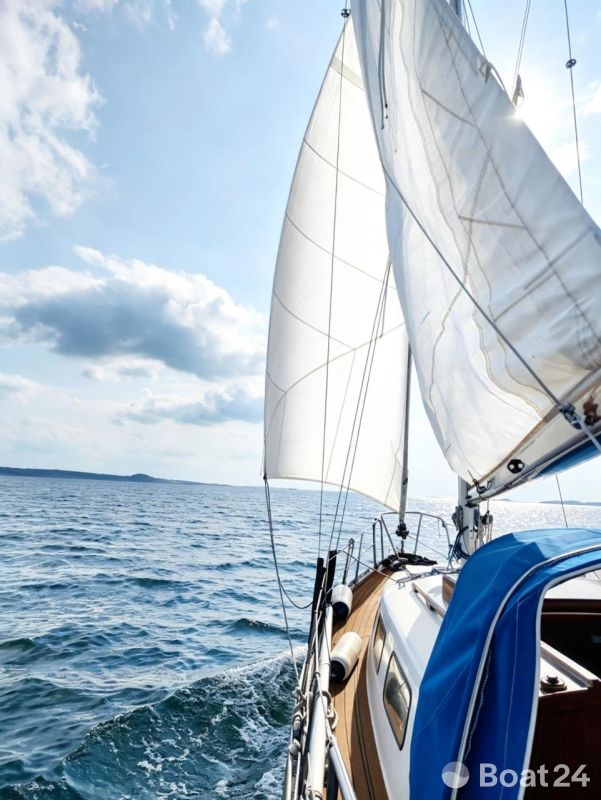Hallberg-Rassy P28–Ocean-Ready Long Keel