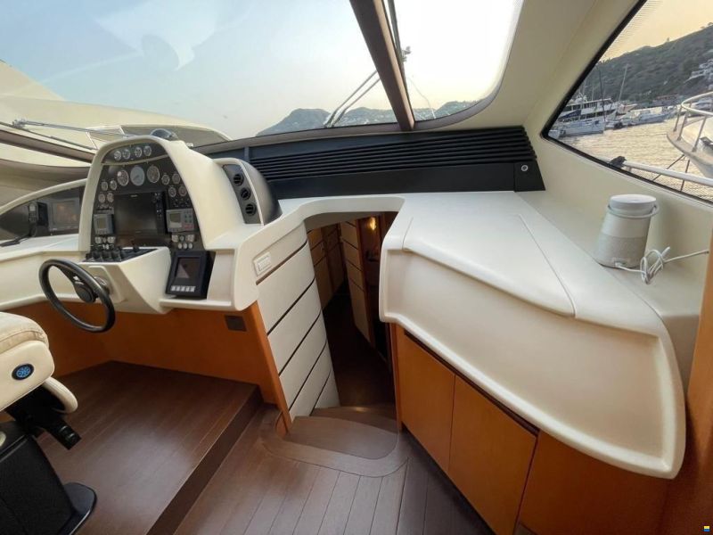 Pershing 76